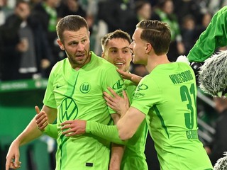 Slovenský futbalista Denis Vavro (vľavo) z Wolfsburgu oslavuje gól so spoluhráčmi v osemfinálovom zápase Nemeckého pohára VfL Wolfsburg - Hoffenheim.