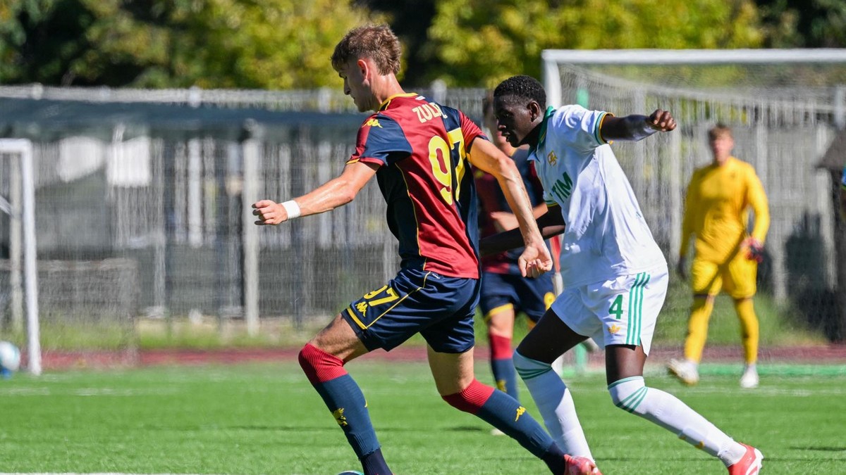 Adam Žulevič v drese FC Janov U20 v súboji o loptu.