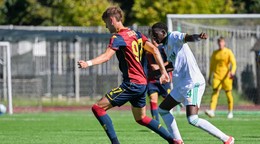 Adam Žulevič v drese FC Janov U20 v súboji o loptu.