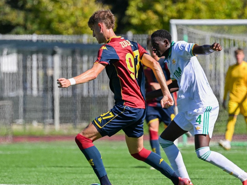 Adam Žulevič v drese FC Janov U20 v súboji o loptu.