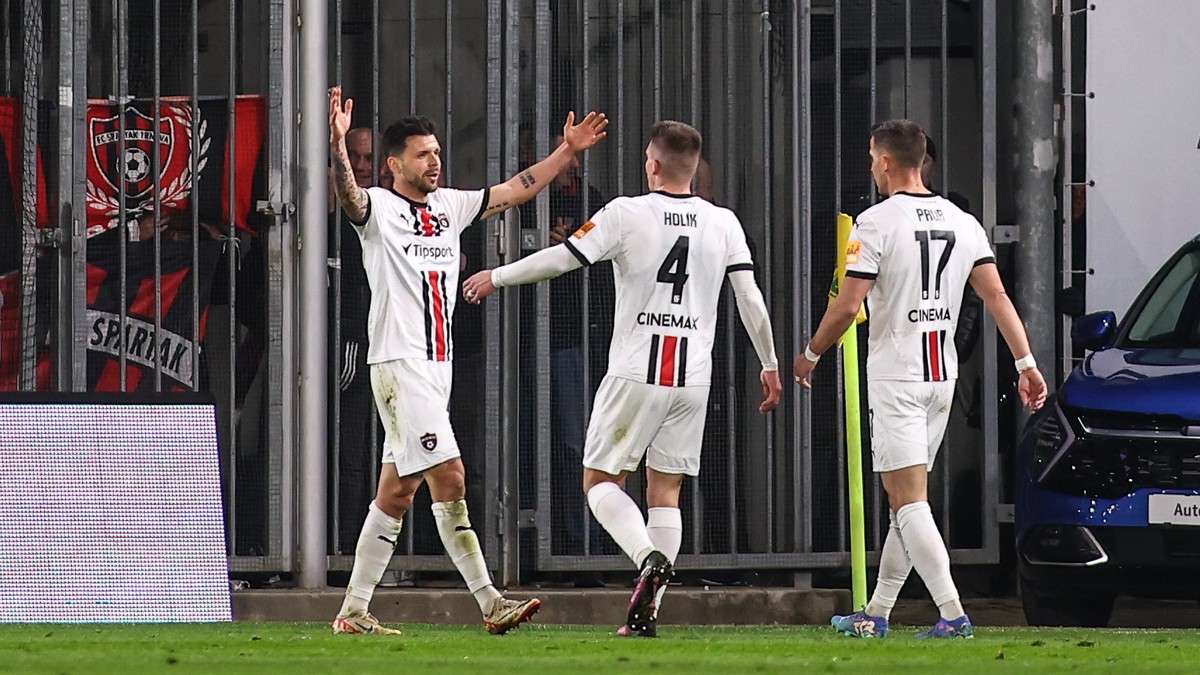 Vľavo sa raduje z druhého gólu Michal Ďuriš (Trnava) v zápase štvrťfinále Slovnaft Cupu medzi MŠK Žilina - FC Spartak Trnava.