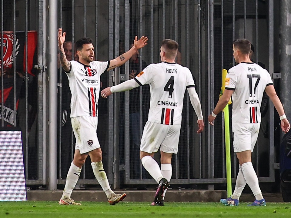 Vľavo sa raduje z druhého gólu Michal Ďuriš (Trnava) v zápase štvrťfinále Slovnaft Cupu medzi MŠK Žilina - FC Spartak Trnava.