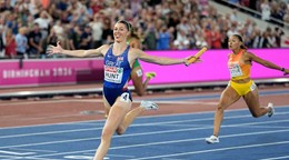 Britská bežkyňa Amy Huntová víťazí v miešanej štafete na 4x100 m na ME 2026.