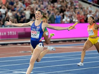 Britská bežkyňa Amy Huntová víťazí v miešanej štafete na 4x100 m na ME 2026.
