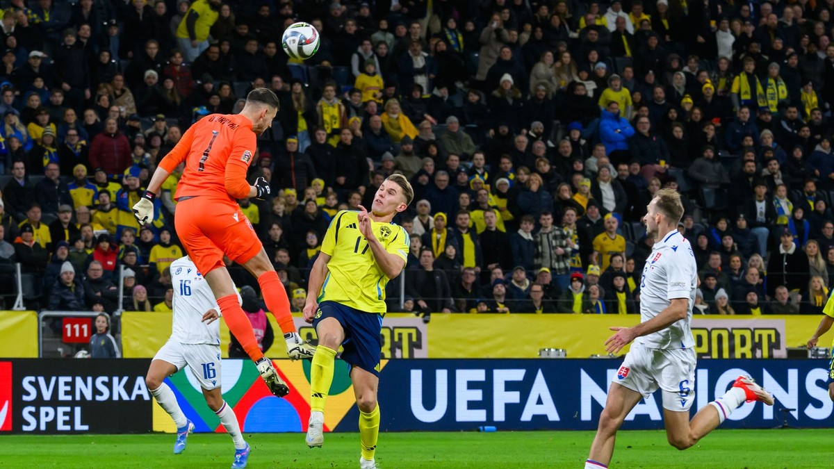 Zľava brankár Martin Dúbravka, Viktor Gyökeres a Norbert Gyömbér v zápase Švédsko - Slovensko v skupine 1 C-divízie Ligy národov.