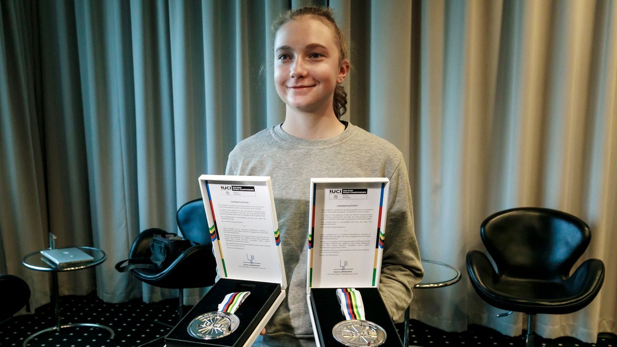 Slovenská cyklistka Viktória Chladoňová pózuje so striebornými medailami z MS v Kigali 2025.