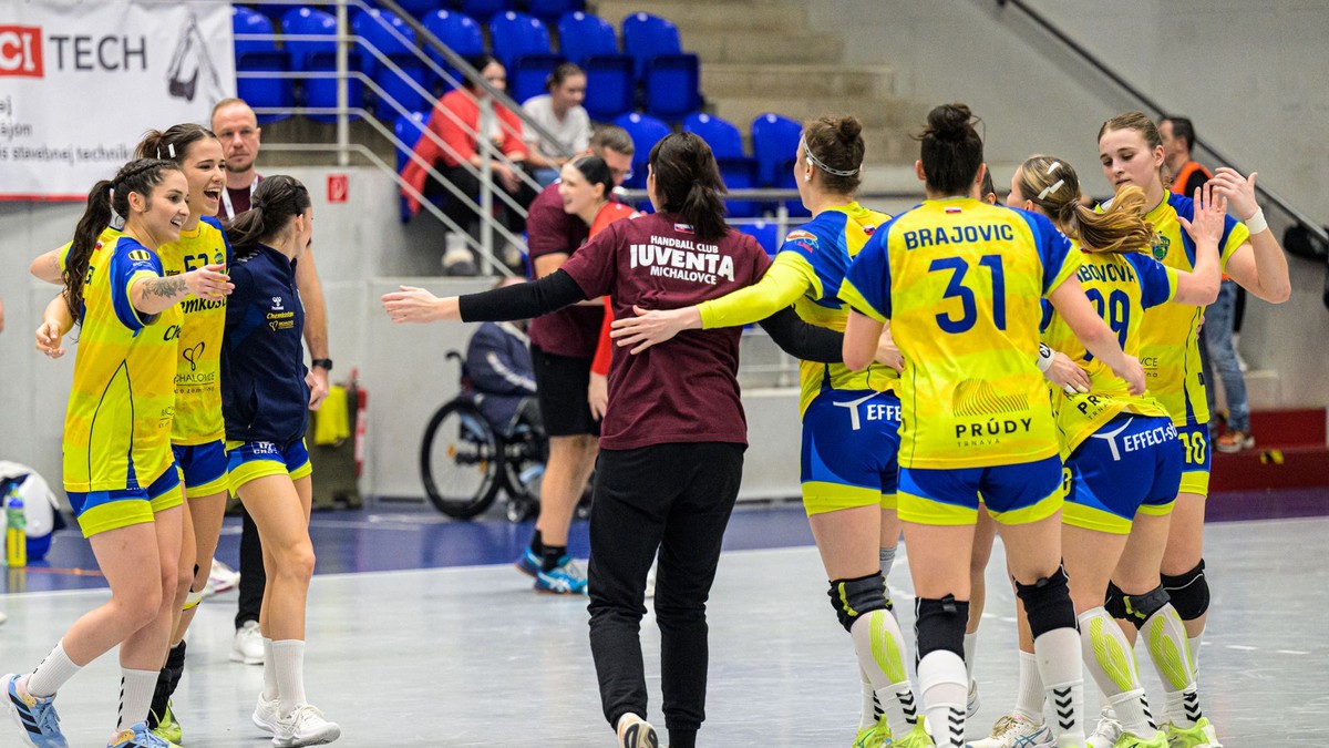 Hádzanárky Michaloviec sa tešia z postupu do štvrťfinále.