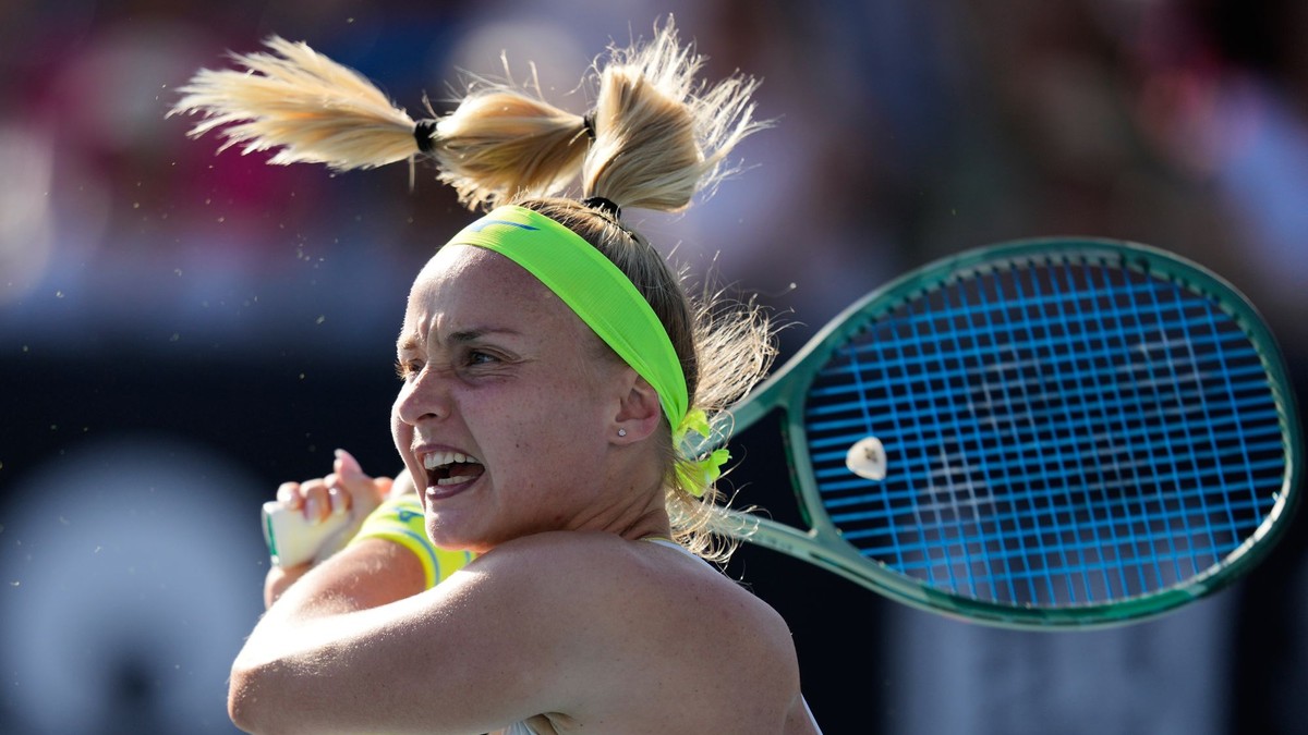 Na snímke slovenská tenistka Rebecca Šramková odvracia úder Jeleny Ostapenkovej z Lotyšska.