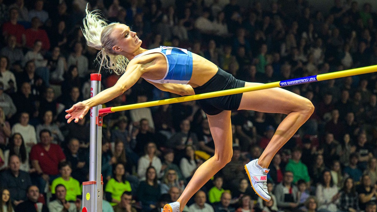  Louise Ekmanová (Švédsko) skáče do výšky v súťaži žien počas 32. ročníka atletického podujatia Banskobystricka latka