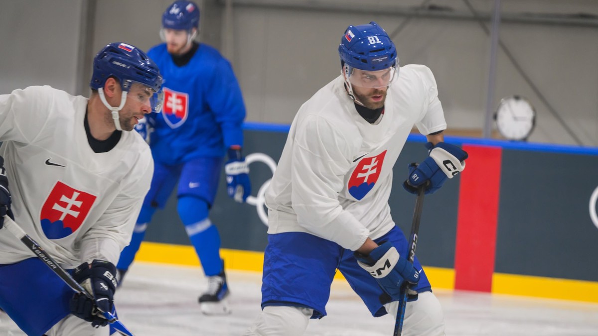Na snímke hokejisti zľava Samuel Takáč a Erik Černák počas tréningu slovenskej hokejovej reprezentácie na zimných olympijských hrách v Miláne.