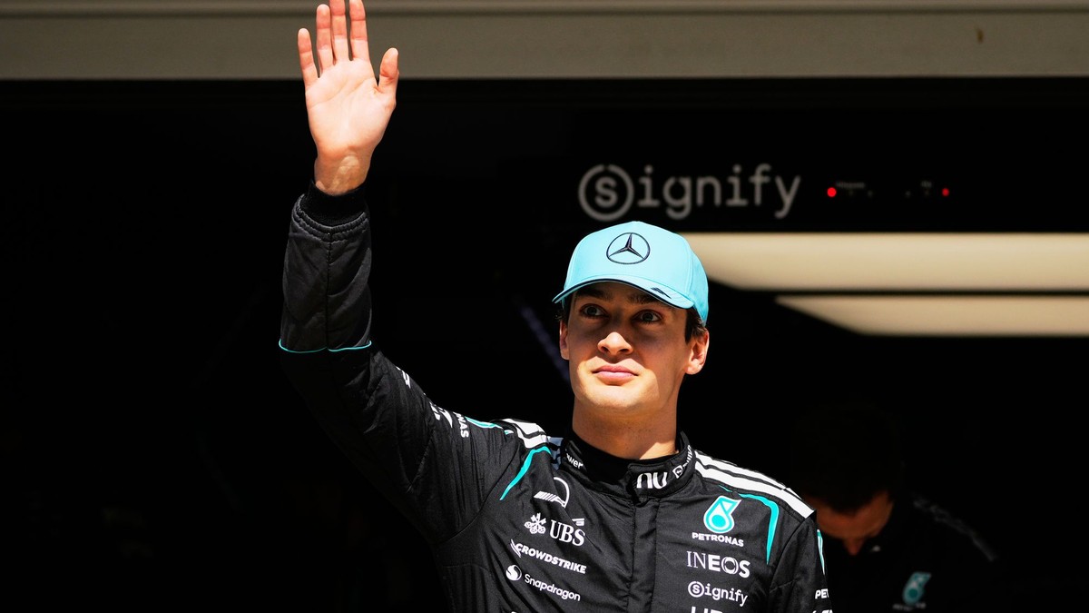 George Russell máva divákom.