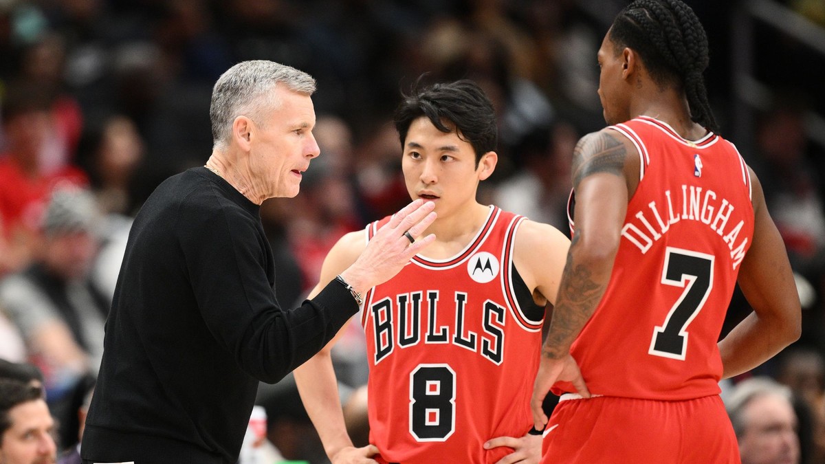 Tréner Chicaga Bulls Billy Donovan (vľavo)