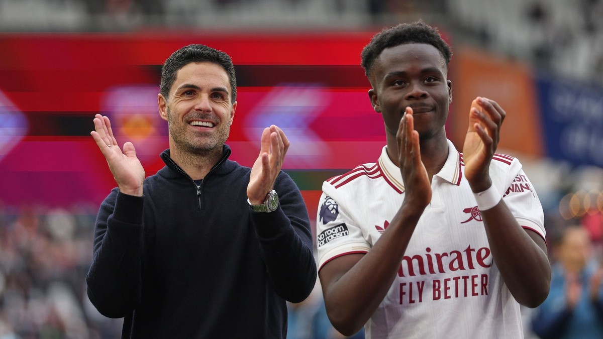 Tréner Mikel Arteta a Bukayo Saka.