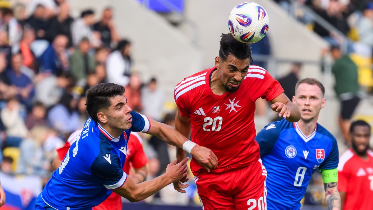 Na snímke zľava Adam Obert (Slovensko), Ilyas Chouaref (Malta) a Ondrej Duda (Slovensko) počas prípravného futbalového zápasu Slovensko - Malta v Dunajskej Strede.