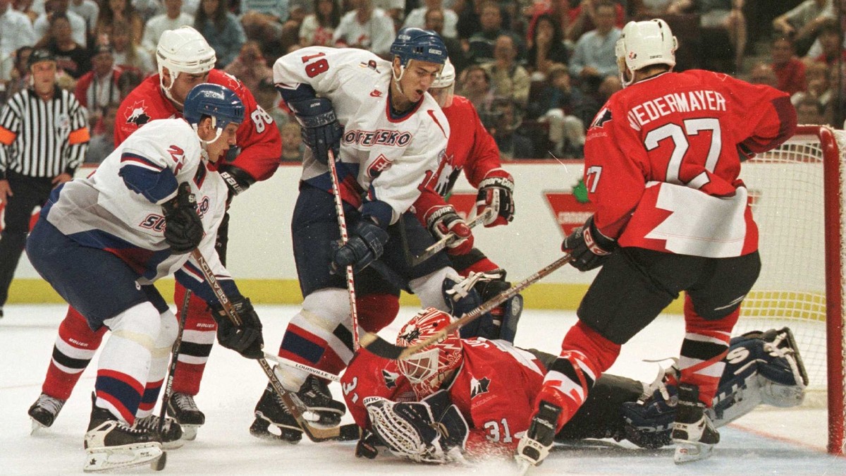 Brankár Kanady Curtis Joseph chytá puk pred Miroslavom Šatanom a Richardom Zedníkom v zápase Slovensko - Kanada na Svetovom pohári v hokeji 1996. 