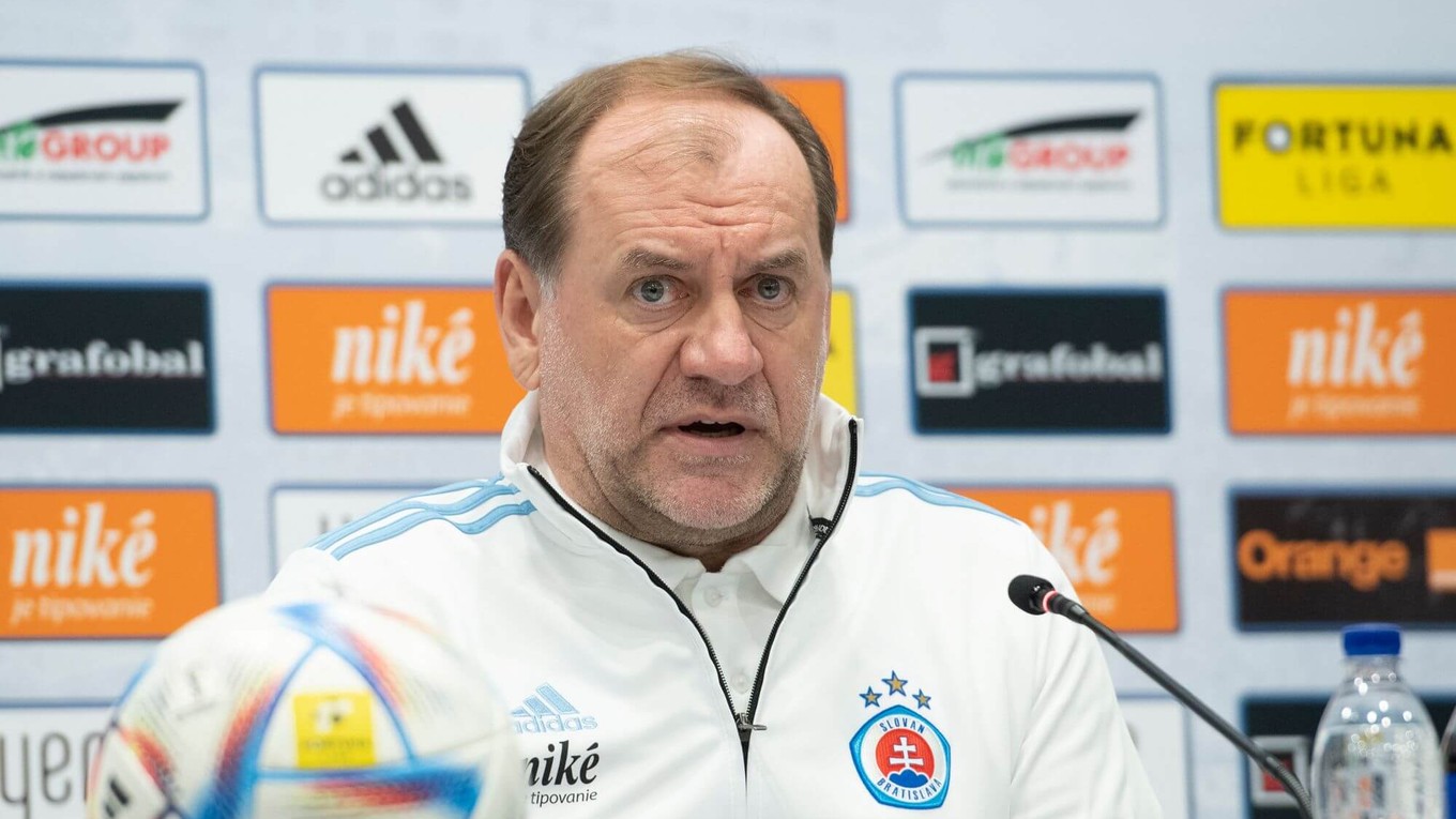 Tréner ŠK Slovan Bratislava Vladimír Weiss st. na tlačovej konferencii.