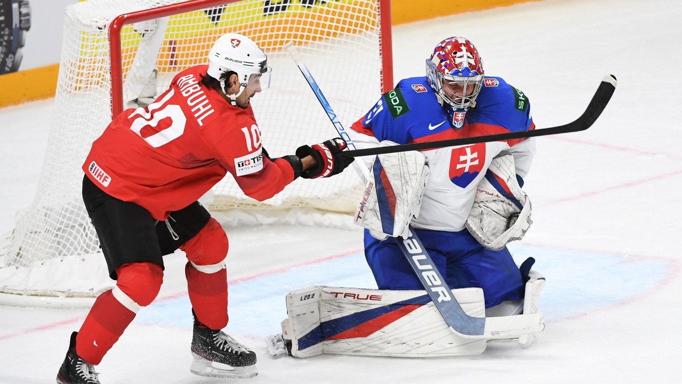 Brankár Samuel Hlavaj a Andres Ambühl v zápase Slovensko - Švajčiarsko na MS v hokeji 2023.