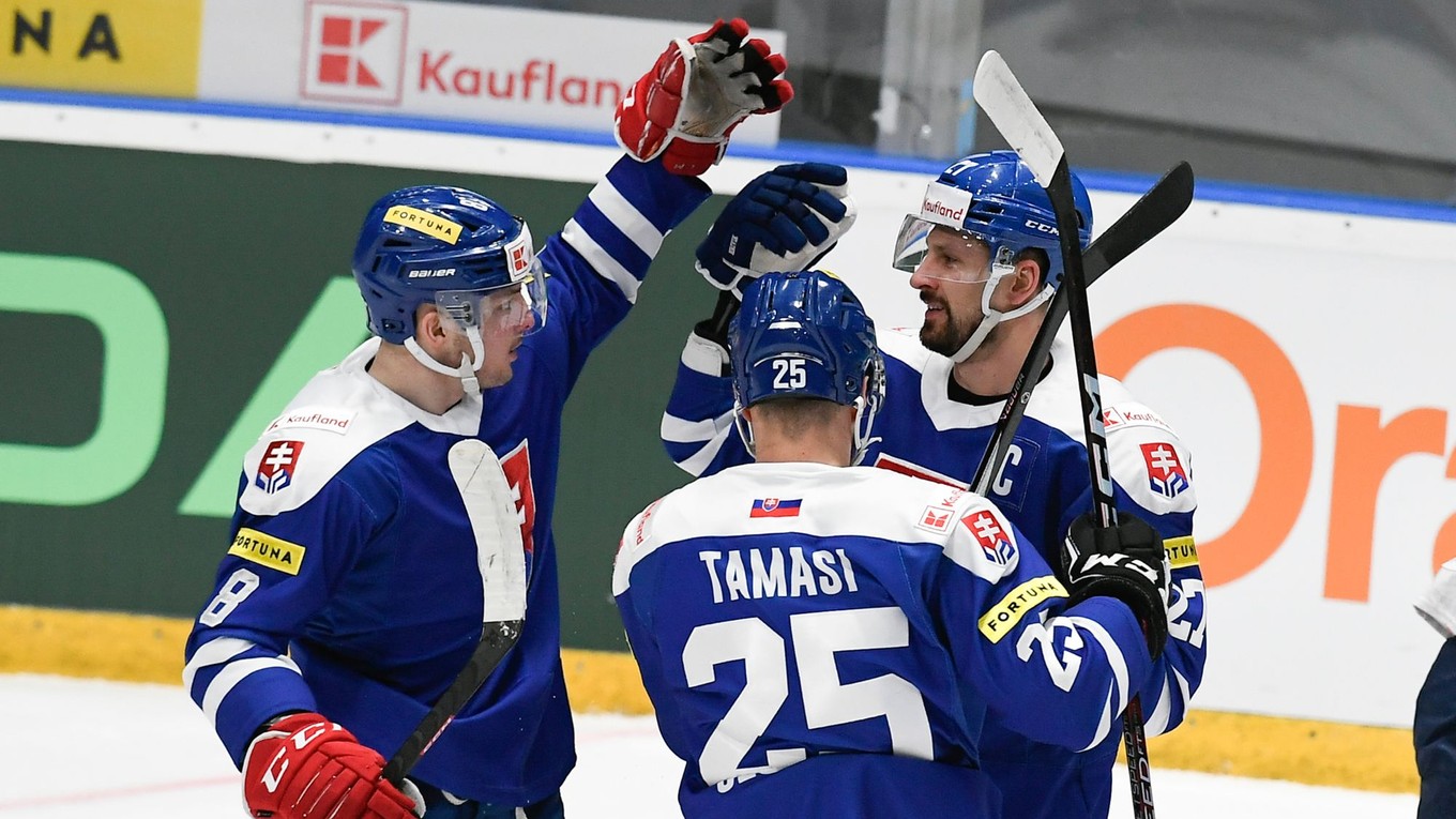 Slovenskí hokejoví reprezentanti zľava Oliver Okuliar, Alex Tamáši a Marek Hrivík sa radujú po strelení gólu počas domáceho turnaja Kaufland Cup Slovensko – Nórsko. 