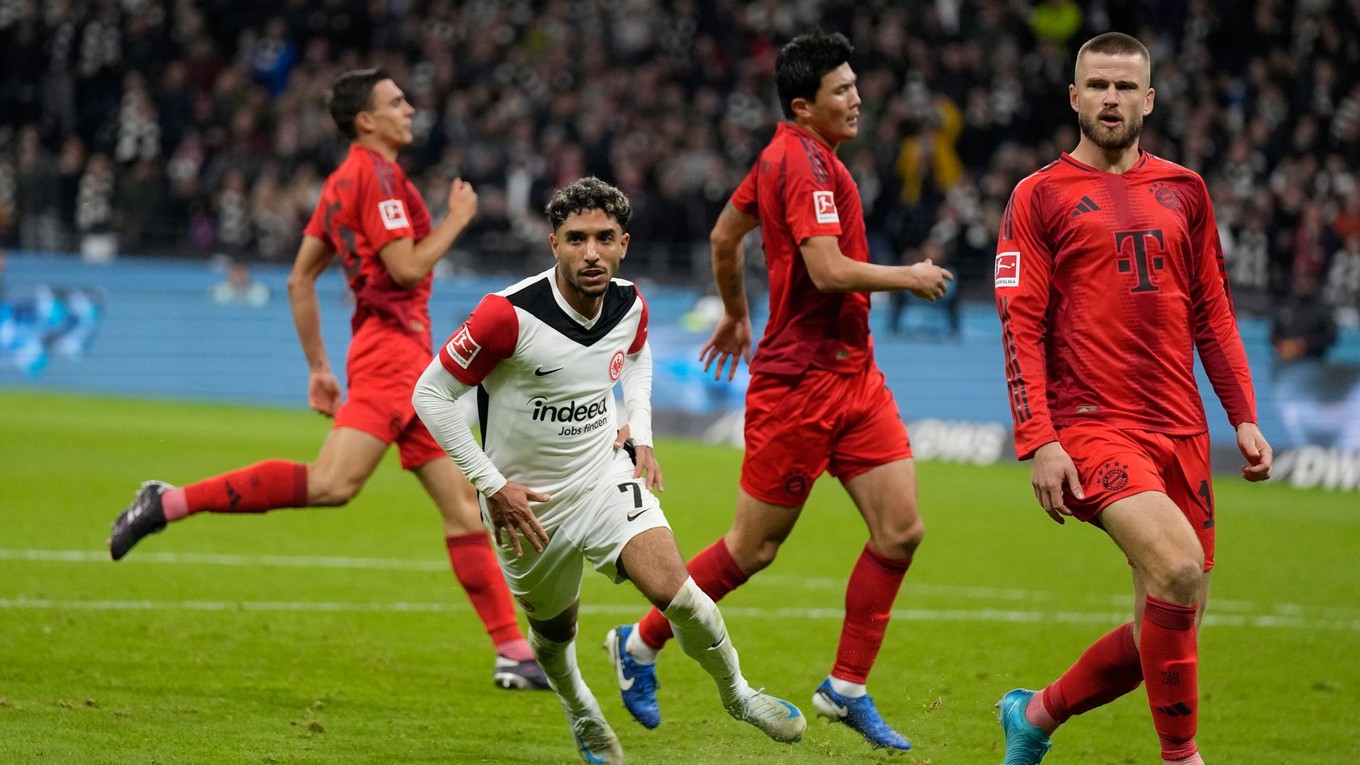 Omar Marmoush (v strede) sa teší po vyrovnávajúcom góle na 3:3 v zápase Eintracht Frankfurt - Bayern Mníchov v 6. kole Bundesligy.