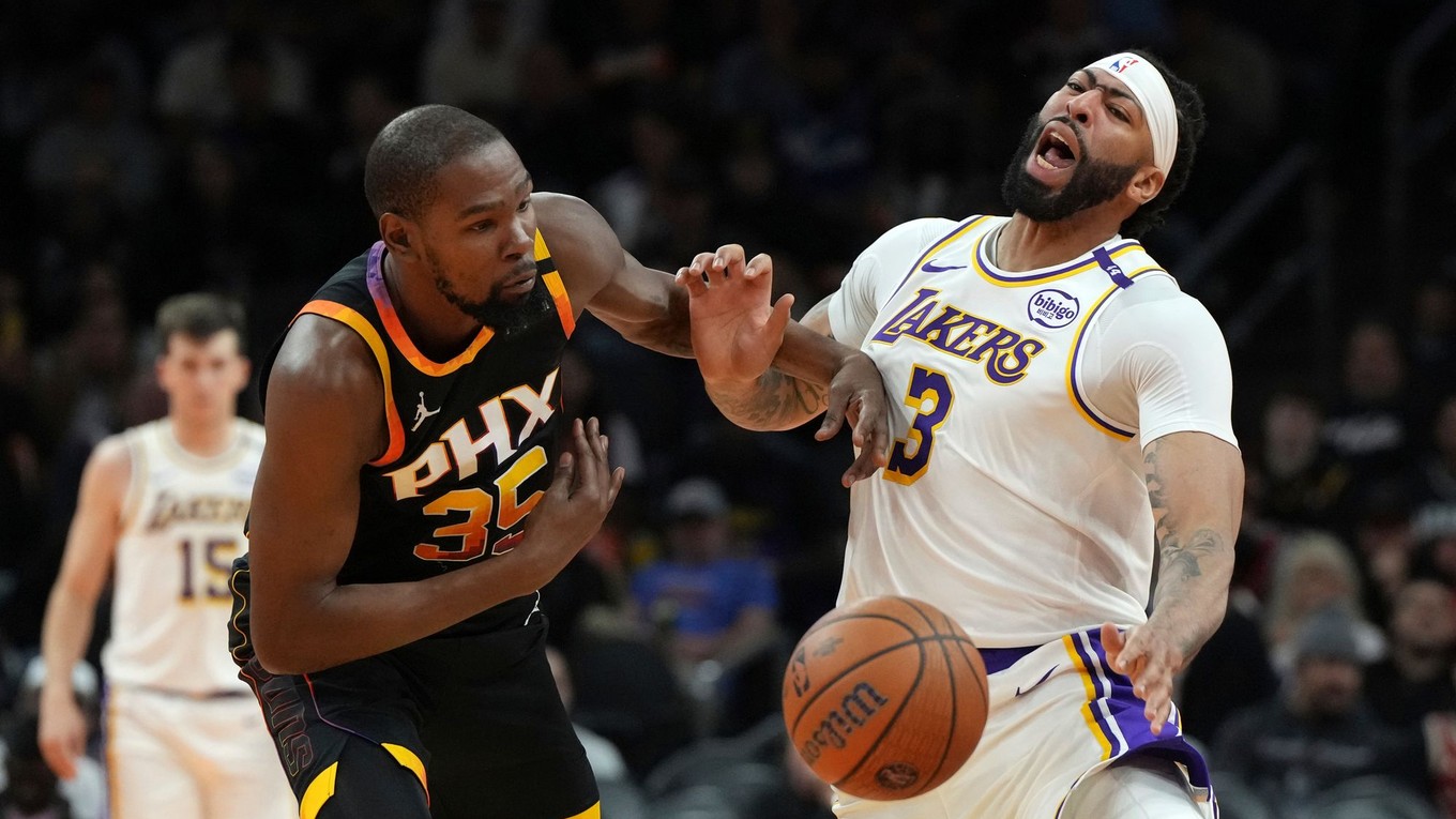 Anthony Davis (vpravo) a Kevin Durant počas zápasu Phoenix - Los Angels Lakers.