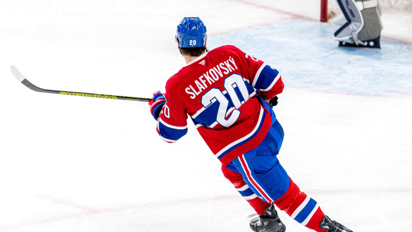 Juraj Slafkovský v zápase s Winnipegom