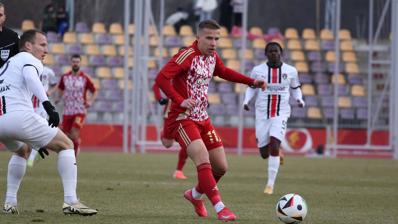 Zľava Lukáš Štetina (Trnava) a Martin Rymarenko (Banská Bystrica) bojujú o loptu počas zápasu 19. kola Niké ligy MFK Dukla Banská Bystrica - FC Spartak Trnava.