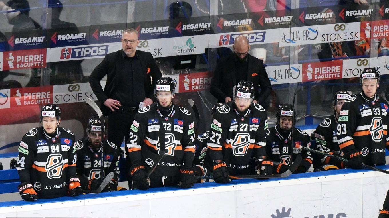 Tréner Dan Ceman na lavičke počas duelu HC Košice - HKM Zvolen v prvom zápase semifinále play-off Tipos extraligy.