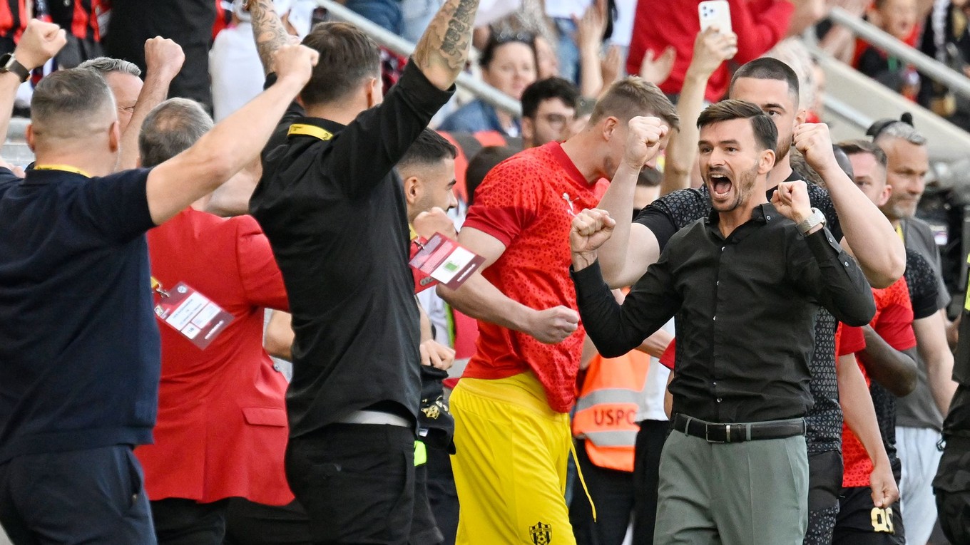 Radosť trénera Trnavy Michala Gašparíka (vpravo) zo zisku Slovenského pohára pre sezónu 2024/25 po finále Slovenského pohára - Slovnaft Cupu MFK Ružomberok - FC Spartak Trnava.