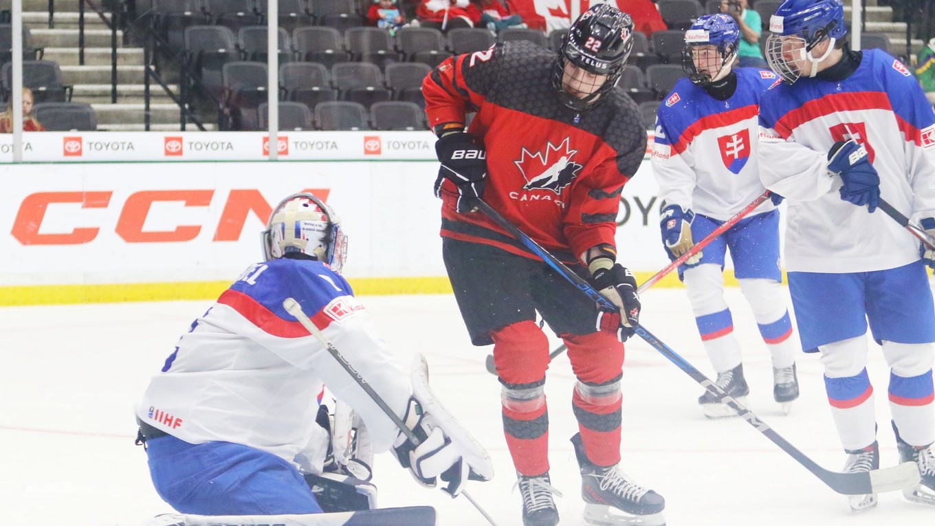 Michal Prádel likviduje šancu Jacka Nesbitta v semifinále MS18 v hokeji Slovensko - Kanada.
