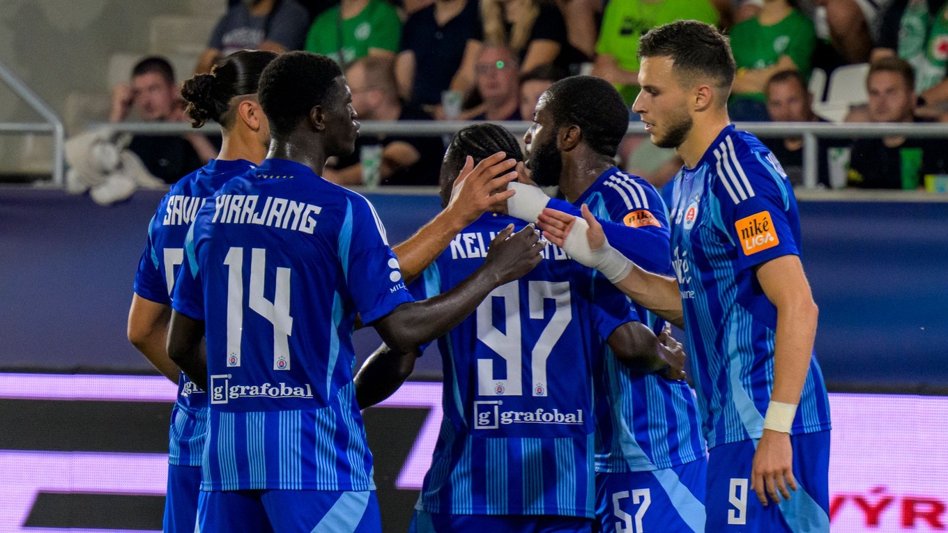 Na snímke hráči Slovana sa tešia z gólu .