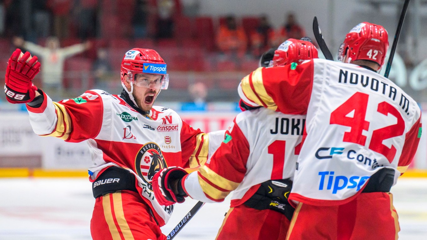 Hokejisti Prešova sa tešia z gólu.