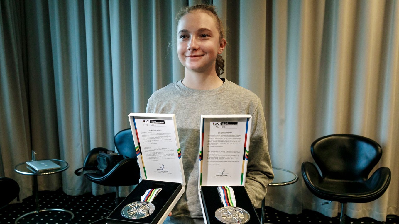 Slovenská cyklistka Viktória Chladoňová pózuje so striebornými medailami z MS v Kigali 2025.