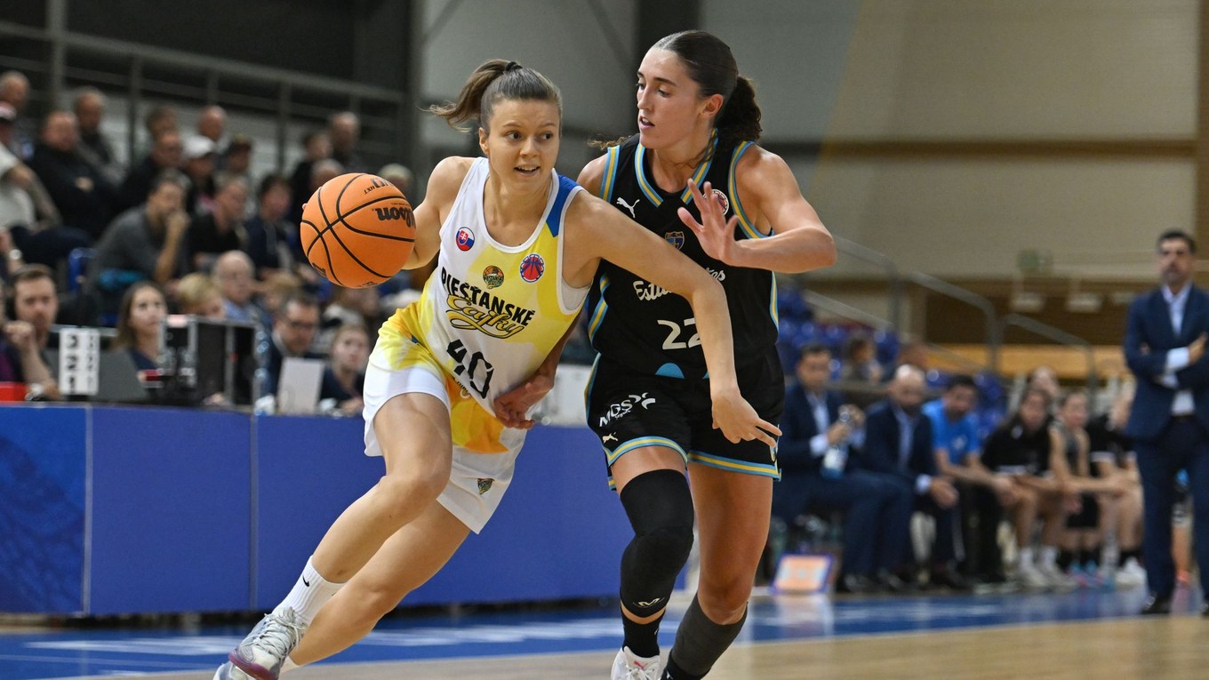 Vľavo hráčka Čajok Justina Kraujunaite a hráčka Estudiantes Juana Camilion