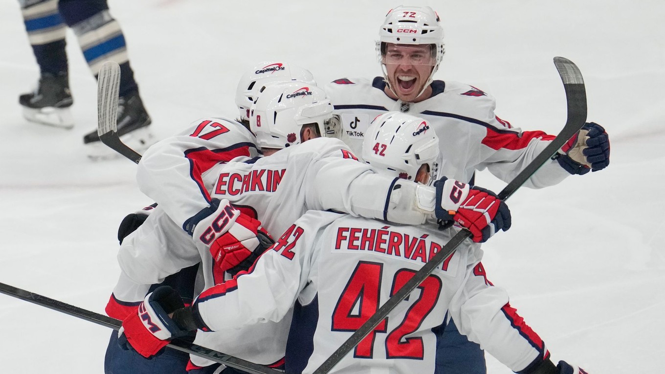 Martin Fehérváry (42) oslavuje gól so spoluhráčmi