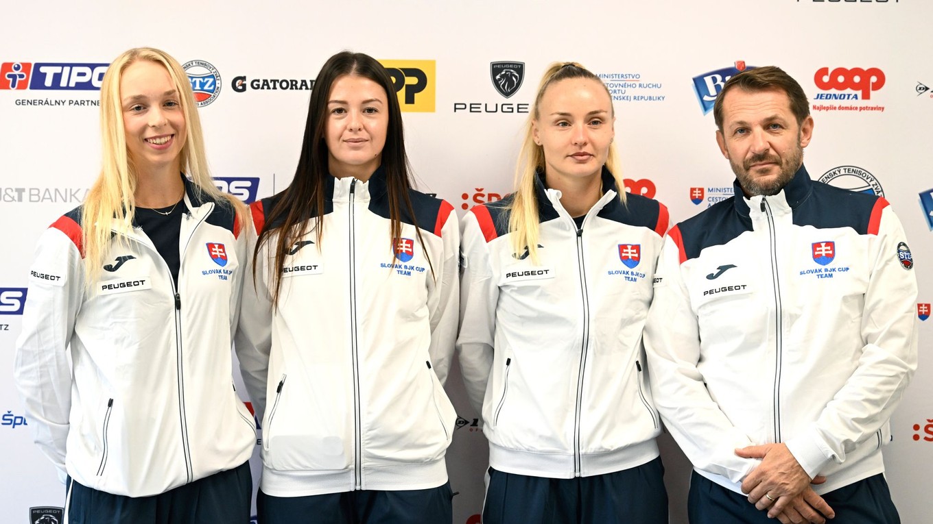 Na snímke sprava kapitán ženskej tenisovej reprezentácie Matej Lipták, Rebecca Šramková, Katarína Kužmová a Nina Vargová počas tlačovej konferencie.
