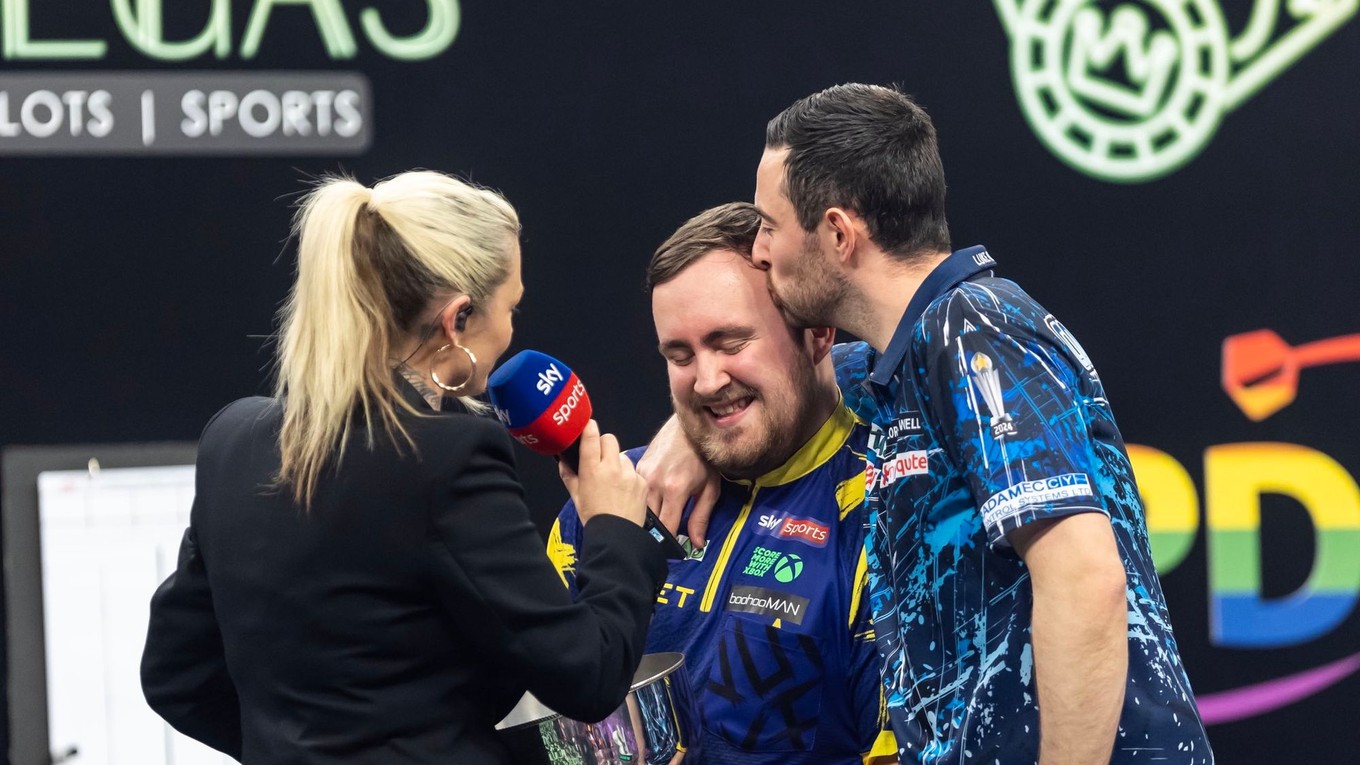 Luke Humphries pobozkal Luke Littlera na čelo po finále Grand Slam of Darts 2025.