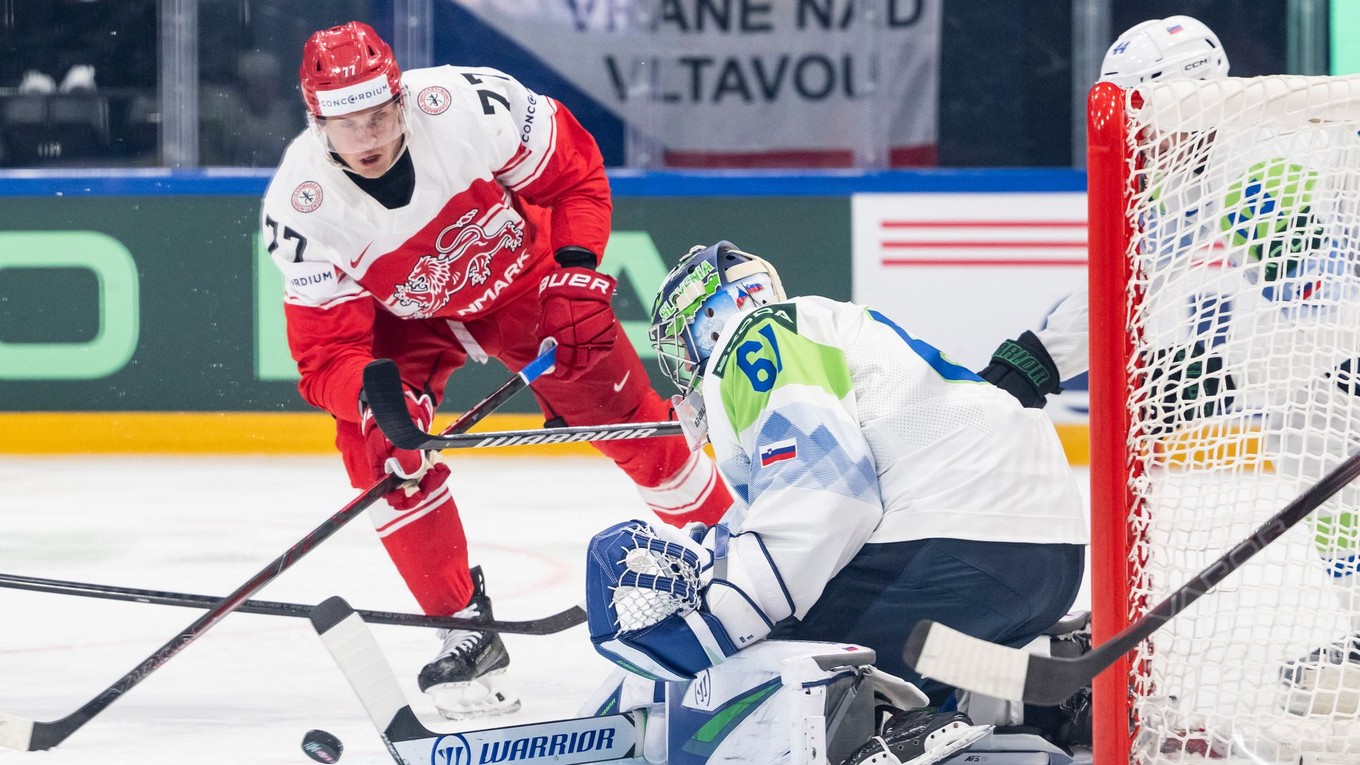 Dánsky hráč Mathias From (vľavo) bojuje o puk so slovinským brankárom Lukášom Horákom