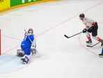 Brankár Samuel Hlavaj inkasuje gól proti Kanade na MS v hokeji 2026.