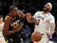 Anthony Davis (vpravo) a Kevin Durant počas zápasu Phoenix - Los Angels Lakers.