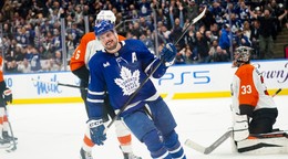 Auston Matthews sa teší po strelenom góle v zápase Toronto Maple Leafs - Philadelphia Flyers.