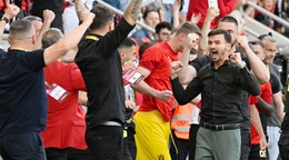 Radosť trénera Trnavy Michala Gašparíka (vpravo) zo zisku Slovenského pohára pre sezónu 2024/25 po finále Slovenského pohára - Slovnaft Cupu MFK Ružomberok - FC Spartak Trnava.