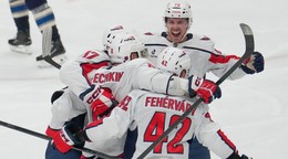 Martin Fehérváry (42) oslavuje gól so spoluhráčmi