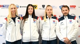 Na snímke sprava kapitán ženskej tenisovej reprezentácie Matej Lipták, Rebecca Šramková, Katarína Kužmová a Nina Vargová počas tlačovej konferencie.