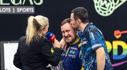 Luke Humphries pobozkal Luke Littlera na čelo po finále Grand Slam of Darts 2025. 
