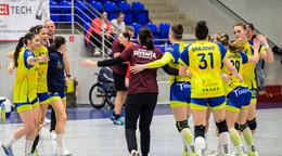 Hádzanárky Michaloviec sa tešia z postupu do štvrťfinále.