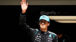 George Russell máva divákom.