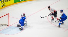 Brankár Samuel Hlavaj inkasuje gól proti Kanade na MS v hokeji 2026.