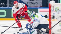 Dánsky hráč Mathias From (vľavo) bojuje o puk so slovinským brankárom Lukášom Horákom