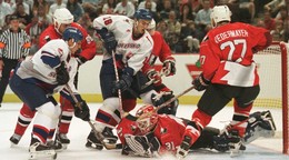 Brankár Kanady Curtis Joseph chytá puk pred Miroslavom Šatanom a Richardom Zedníkom v zápase Slovensko - Kanada na Svetovom pohári v hokeji 1996. 