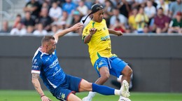 Na snímke vpravo bývalý brazílsky futbalista Ronaldinho a bývalý slovenský futbalista Ján Ďurica bojujú o loptu.